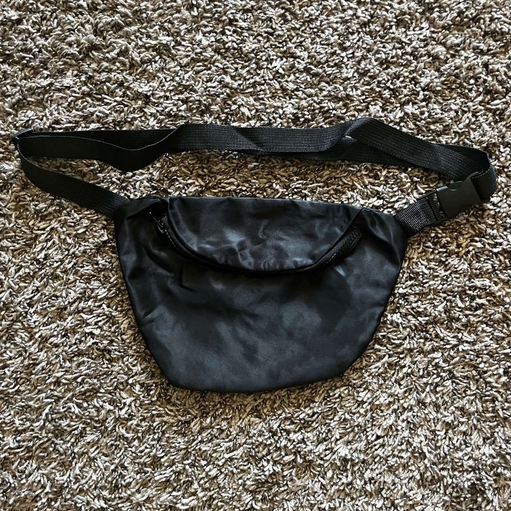 Simple Black Fannypack for Everyday or Festivals
